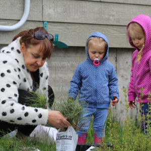 Grand-maman-et-jeunes Grand-maman-et-jeunes