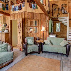 Entre Deux Eaux Lac Otis salon-escalier Entre Deux Eaux Lac Otis salon-escalier